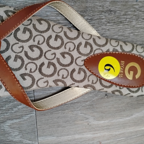 G by Guess Size 9 Monogrammed Flip Flops - Picture 3 of 4